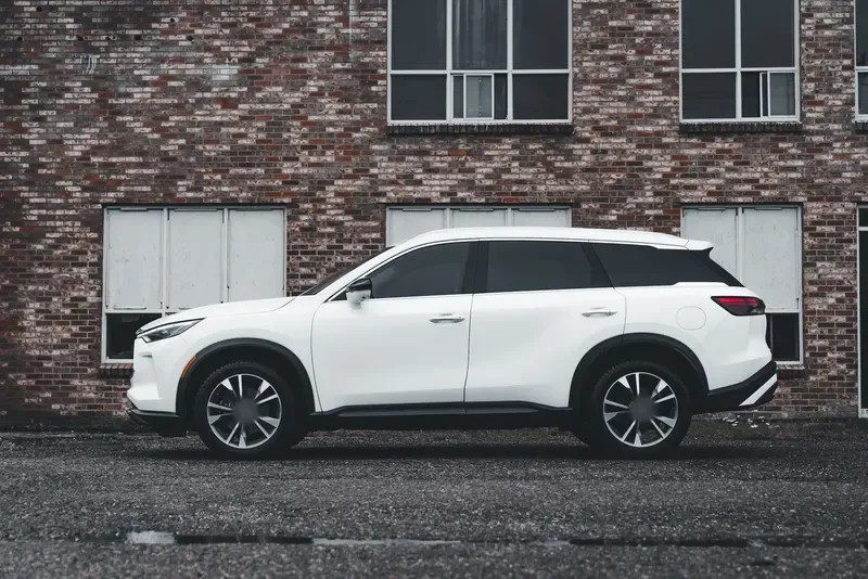 白いミッドサイズ SUV の側面