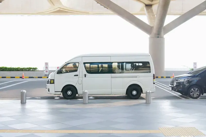 白いワンボックスカーの側面